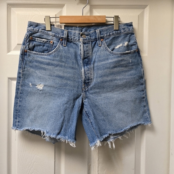Levi's 501® Women's Mid Thigh Shorts 85833-0002 in Denim - Picture 2 of 10